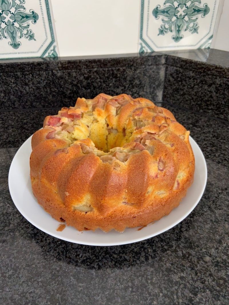 Wochenendrezept: schneller Rhabarberkuchen - extra lecker - Irit Eser