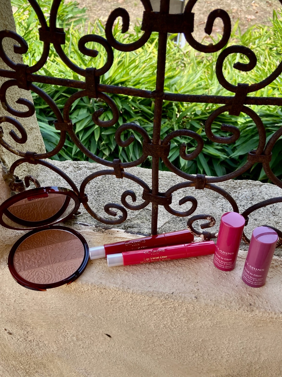 Clarins Sommer 2020 Bronzing Compact Lip Twist Duo 01 red sunset 03 coral sunrise Twist to Glow 01 glowy coral 02 radiant pink