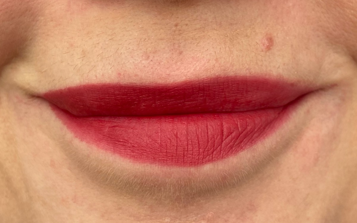 Clarins Velvet Lip Perfector 03 velvet red aufgetragen