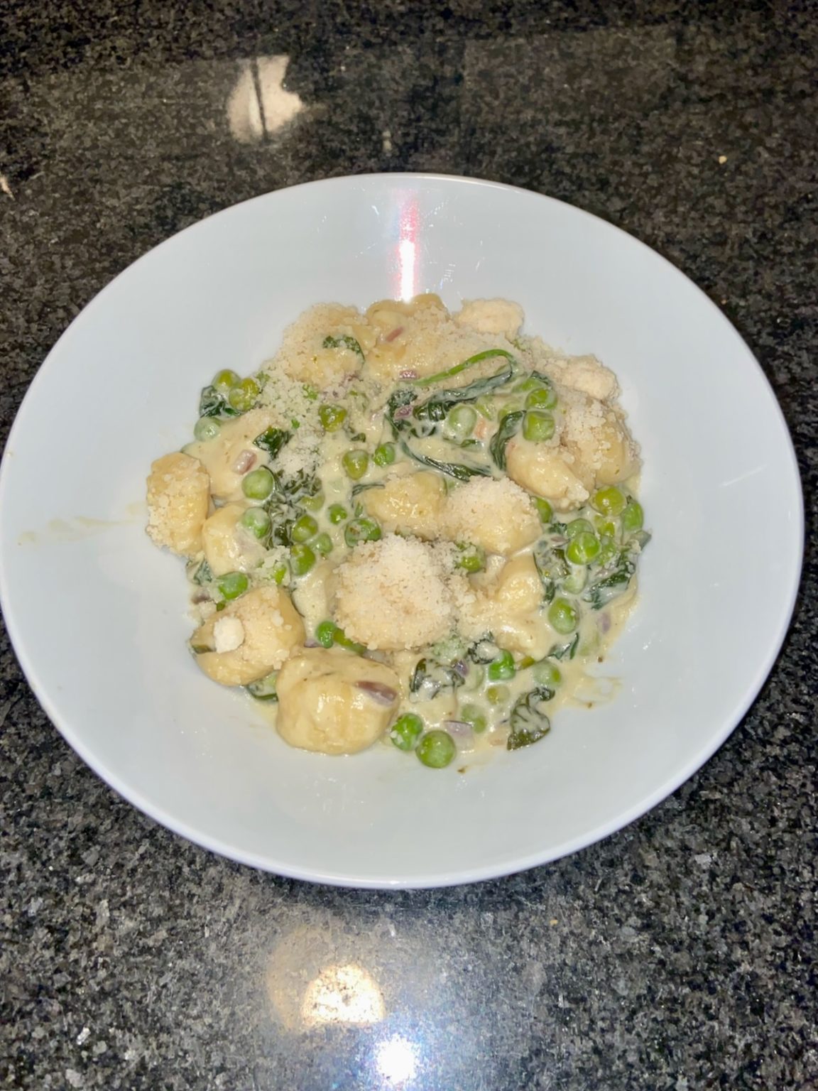 Wochenendrezept: Gnocchi mit viel Gemüse und Pesto - Irit Eser