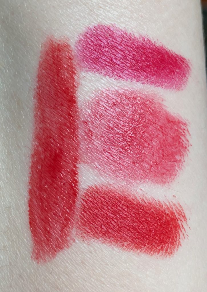 Roter Lippenstift- links Perioera Ink Gelato in Fun Deep Red, rechts von oben nach unten Lush Berlin Labello Caring beauty Red Krylon LCP650 Swatch